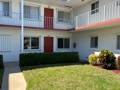 3320 Lake Osborne Drive #104, Lake Worth Beach – Condominium for sale