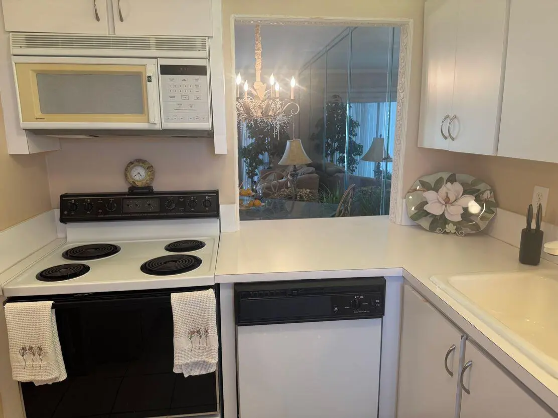 Kitchen 3 at 5401 NW 2nd Avenue Apt 329, Boca Raton