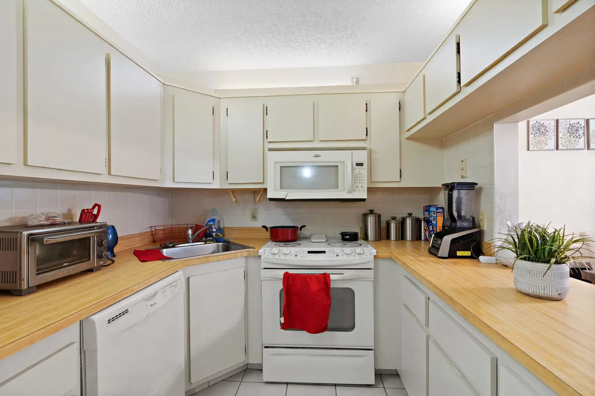 801 Sky Pine Way #H2 - Kitchen at 801 Sky Pine Way, Greenacres