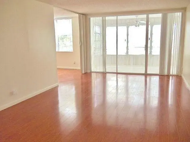 Photo 4 at 9235 LAGOON Place 315, Davie