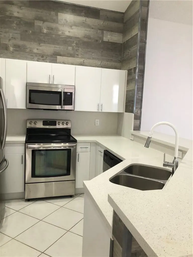 Photo 5 at 887 SAVANNAH FALLS Drive, Weston
