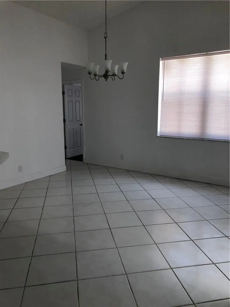 Photo 10 at 887 SAVANNAH FALLS Drive, Weston