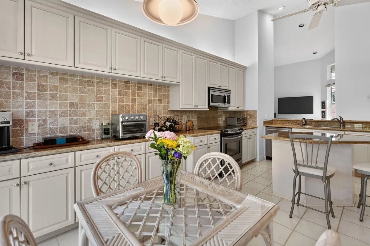kitchen Oak knoll at 12850 Oak Knoll Drive, Palm Beach Gardens