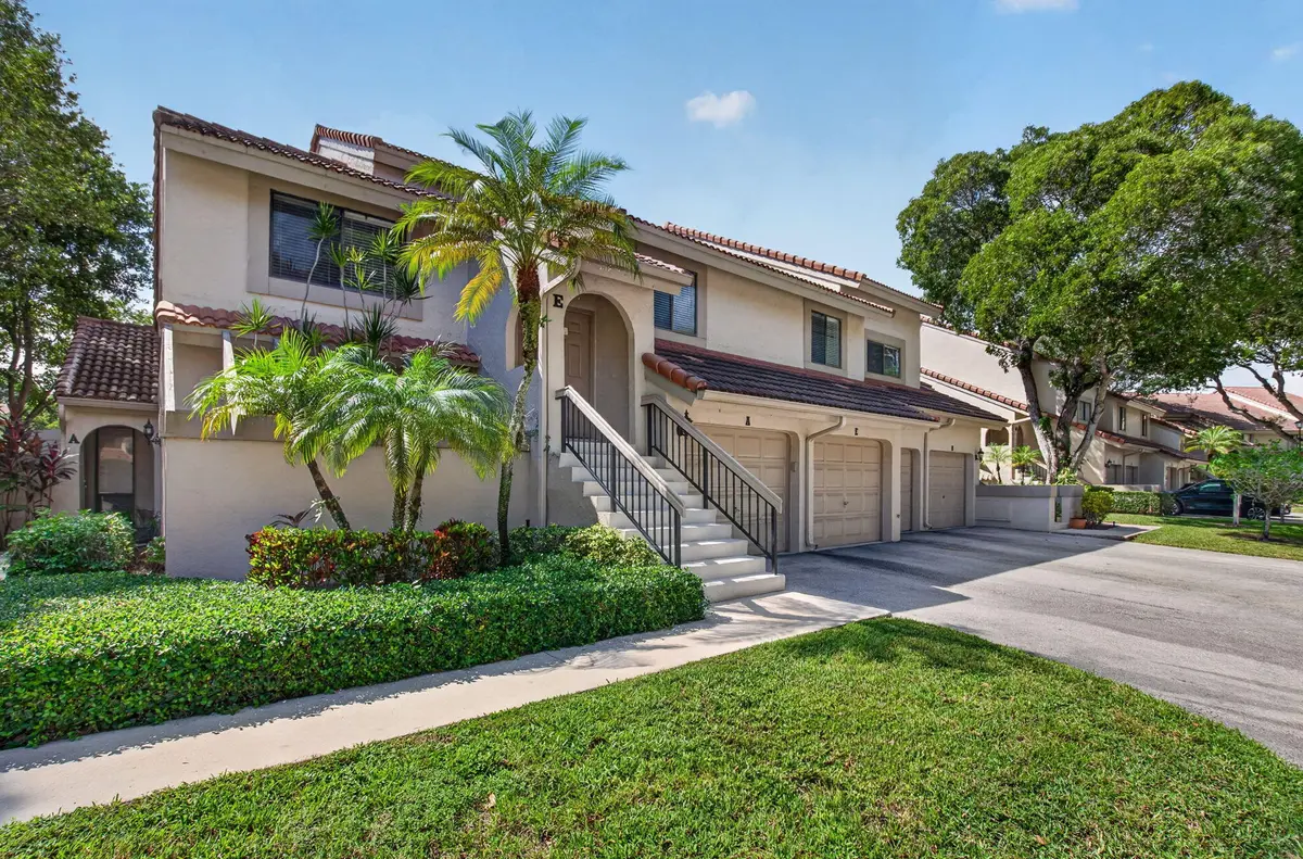 ONE CAR GARAGE PLUS DRIVEWAY at 5621 Coach House Circle, Boca Raton
