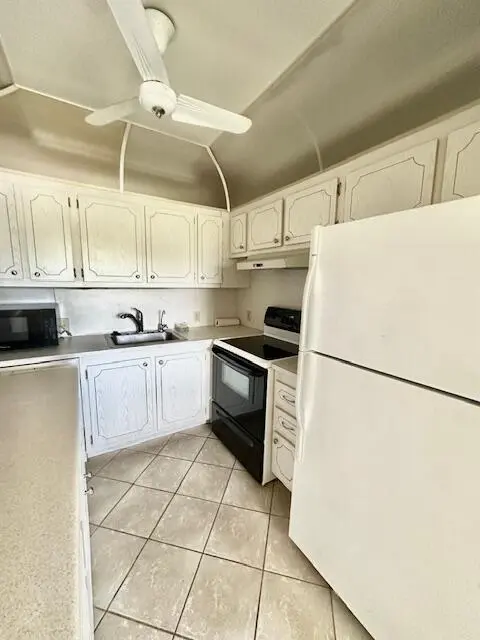 Kitchen at 59 Preston B, Boca Raton