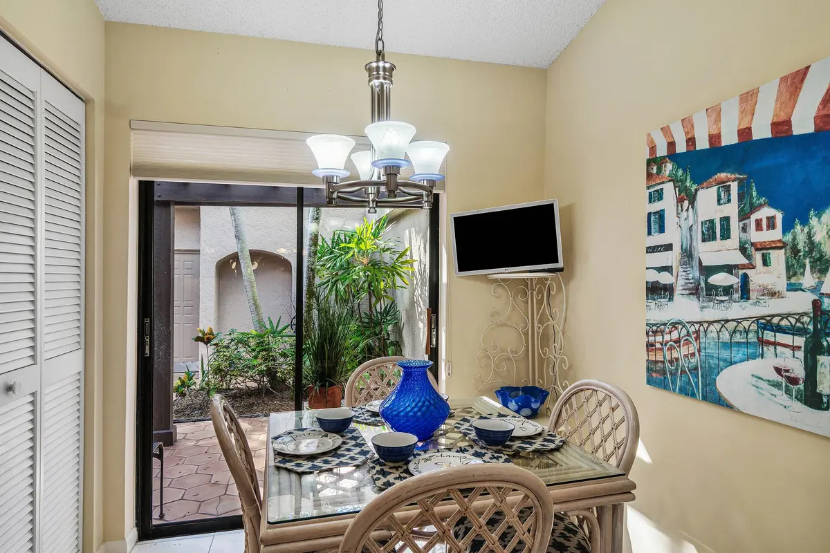 Eat-In Kitchen Views the Courtyard at 5265 FAIRWAY WOODS Drive 3112, Delray Beach