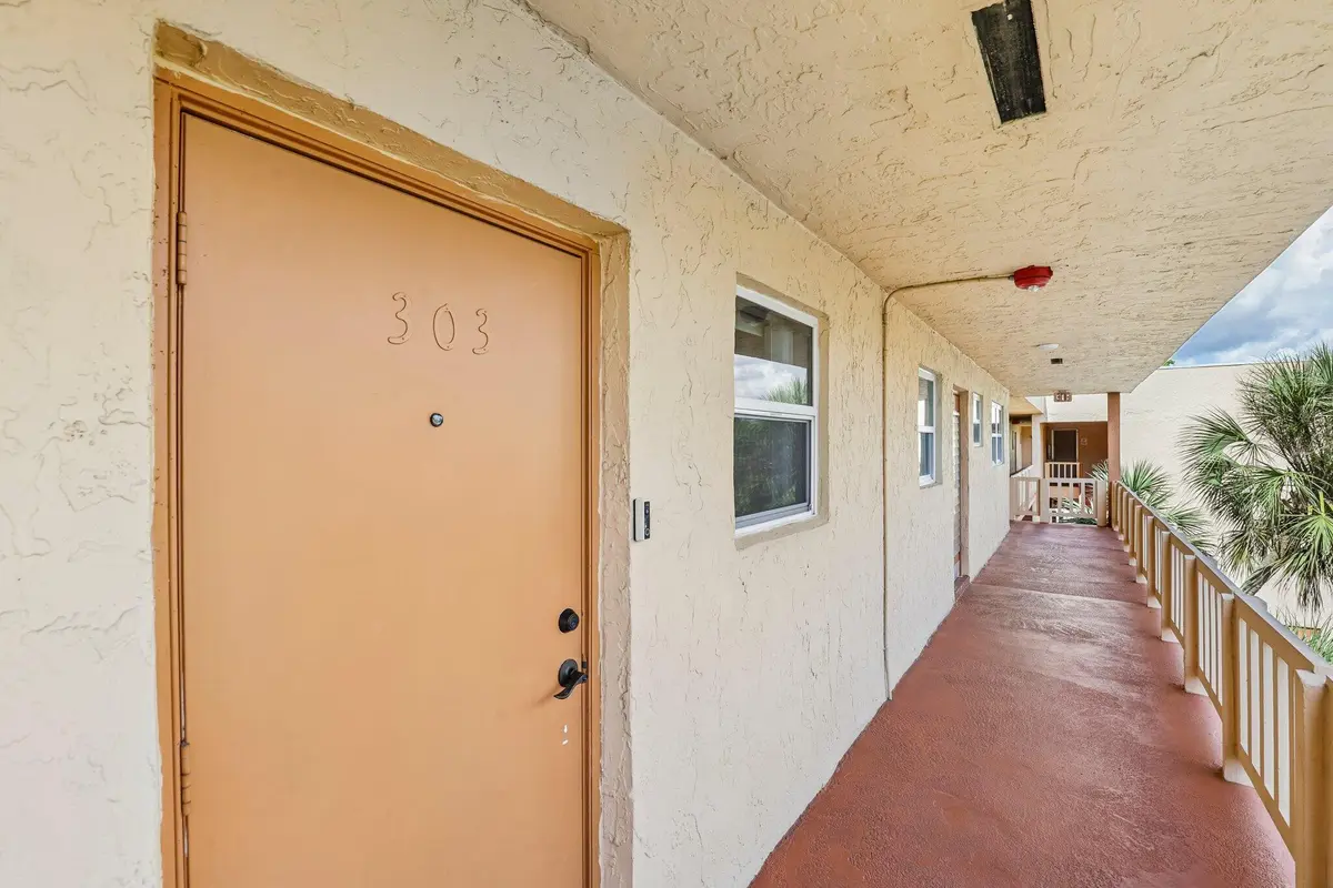 HALL OUTSIDE Lagos De Campo Blvd unit 30 at 8400 LAGOS DE CAMPO Boulevard 303, Tamarac