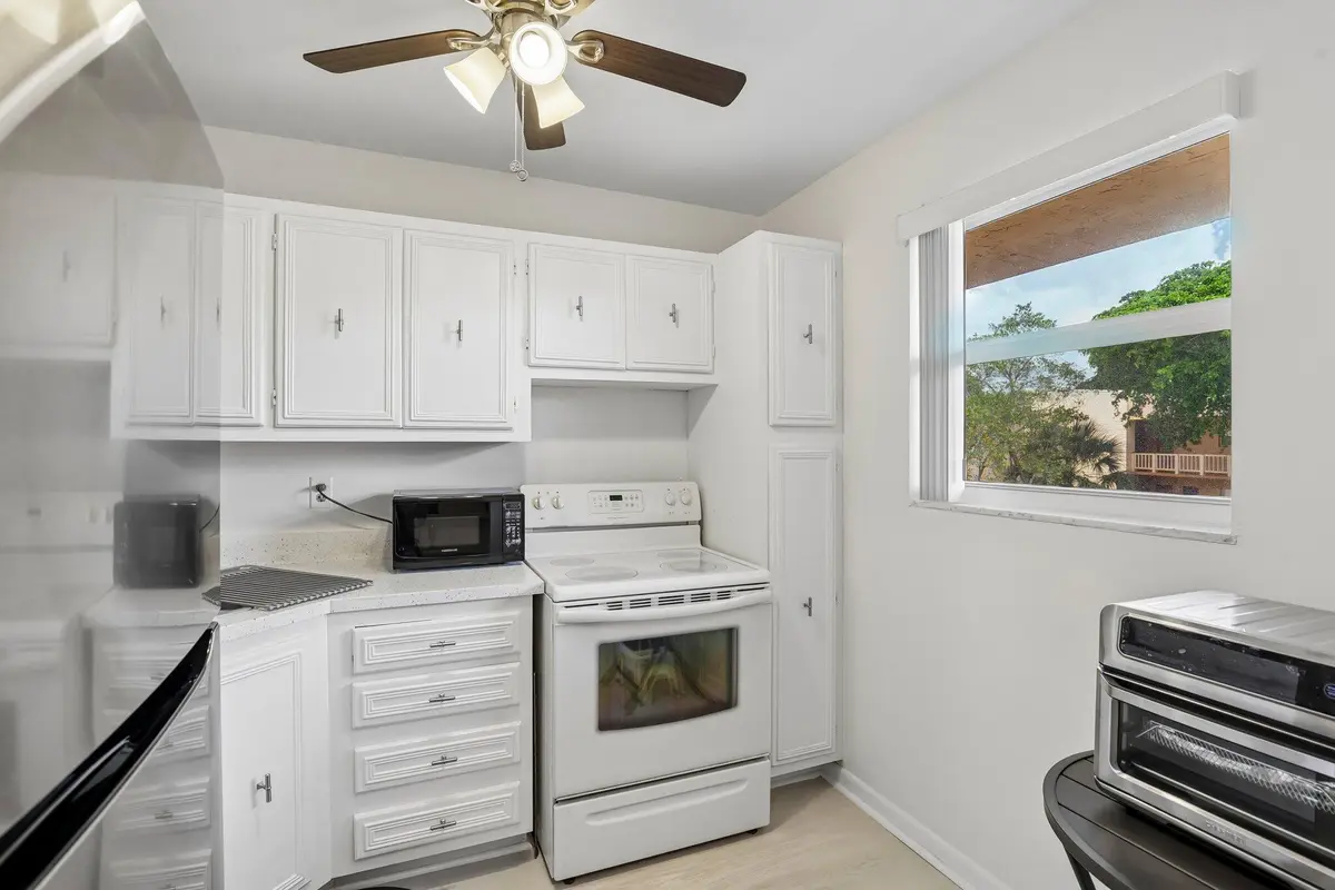KITCHEN 1 at 8400 LAGOS DE CAMPO Boulevard 303, Tamarac