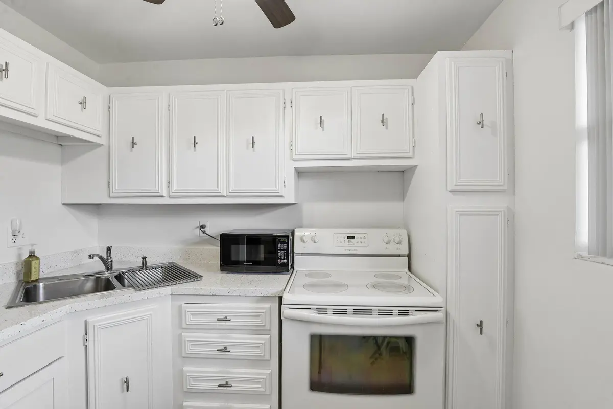 KITCHEN 3 at 8400 LAGOS DE CAMPO Boulevard 303, Tamarac