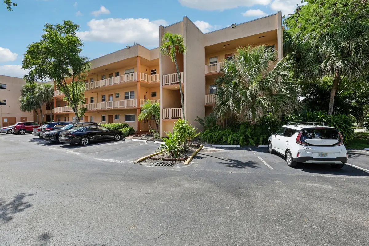Lagos De Campo Blvd unit 303-S1010-002 at 8400 LAGOS DE CAMPO Boulevard 303, Tamarac