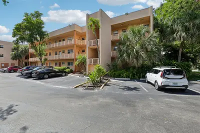 8400 LAGOS DE CAMPO Boulevard 303, Tamarac – Condominium for sale