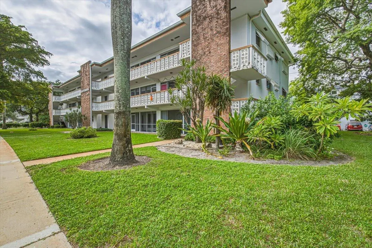 Front Building-B at 500 S Luna Court 4, Hollywood