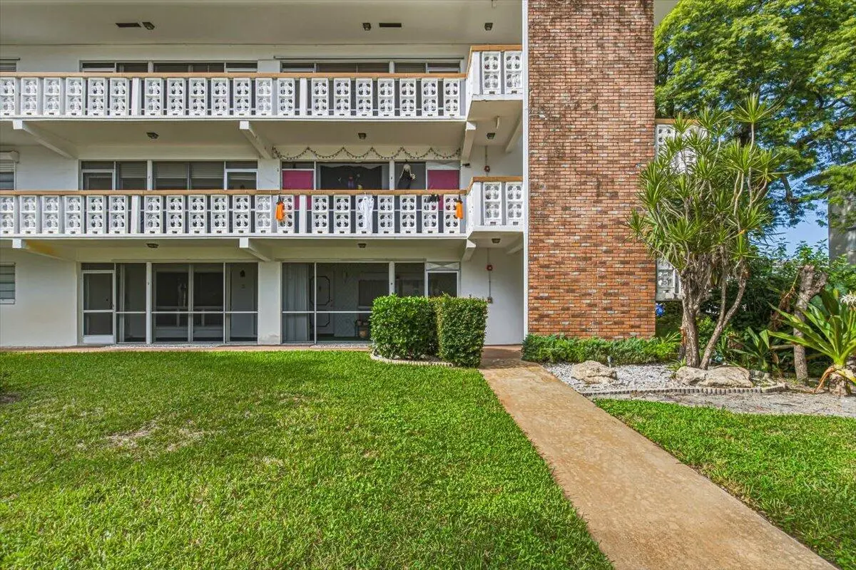 Front Building-D at 500 S Luna Court 4, Hollywood