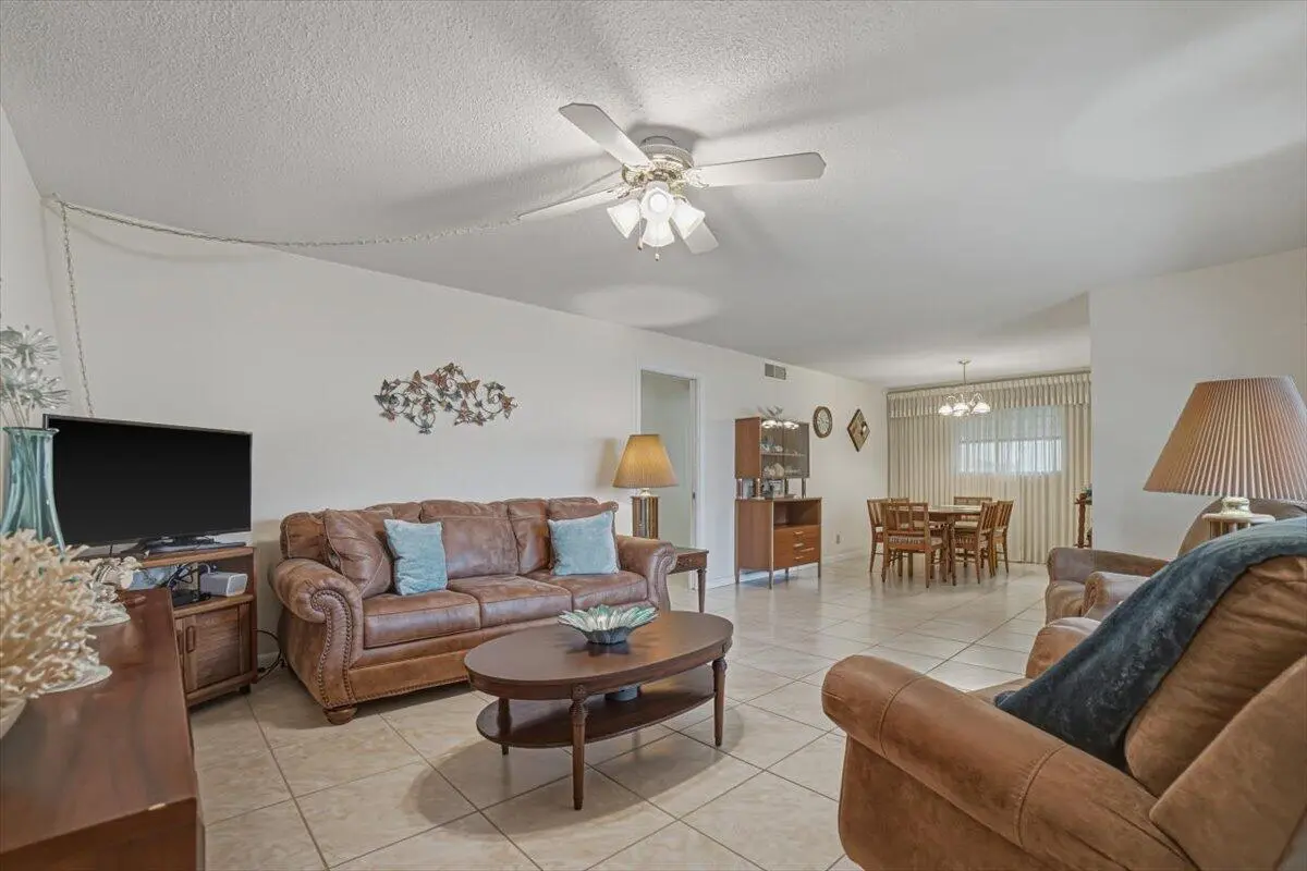Living room at 500 S Luna Court 4, Hollywood