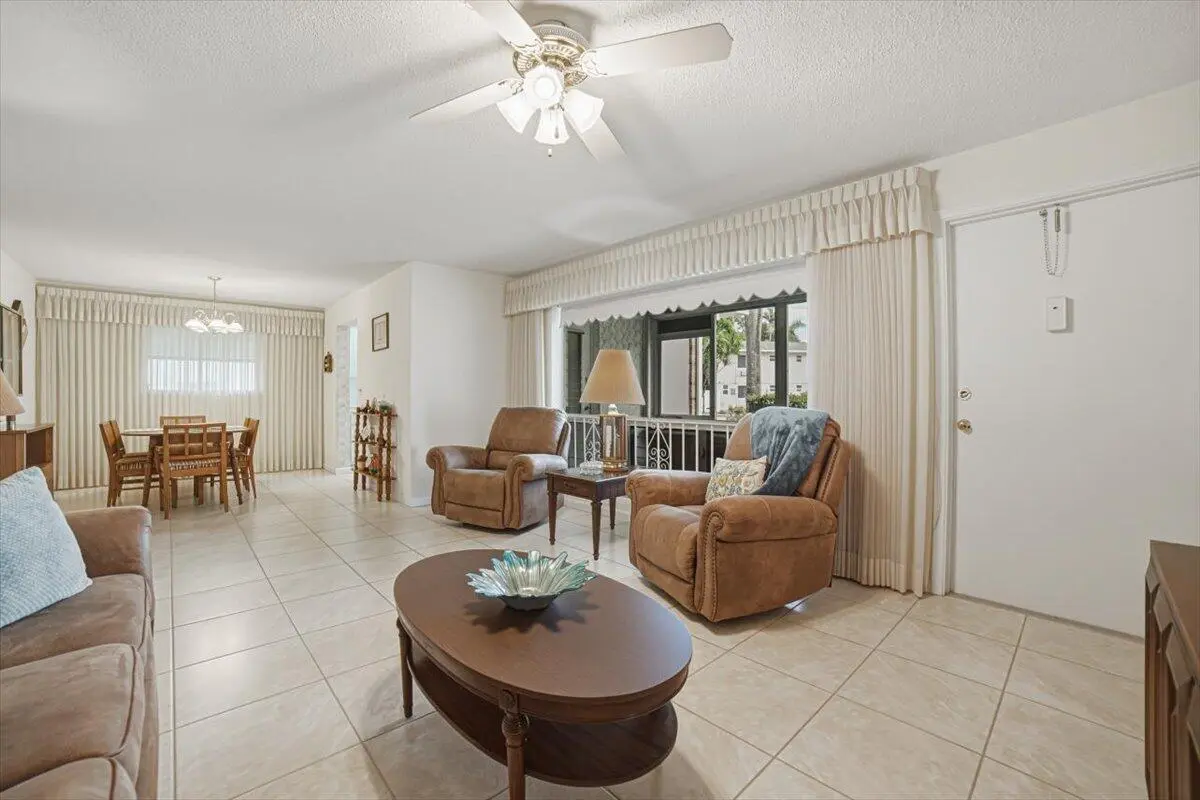Living room-B at 500 S Luna Court 4, Hollywood
