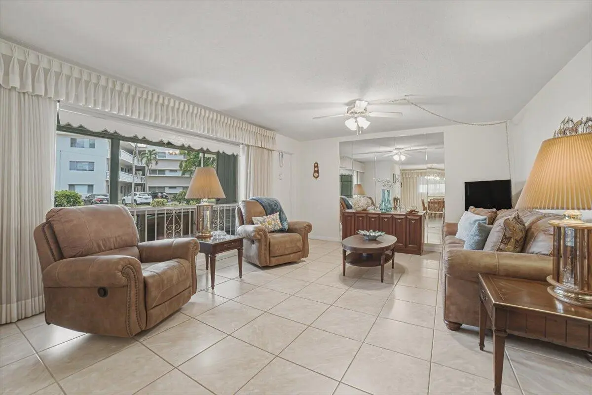 Living room-C at 500 S Luna Court 4, Hollywood