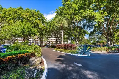 605 OAKS Drive 104, Pompano Beach – Condominium for rent