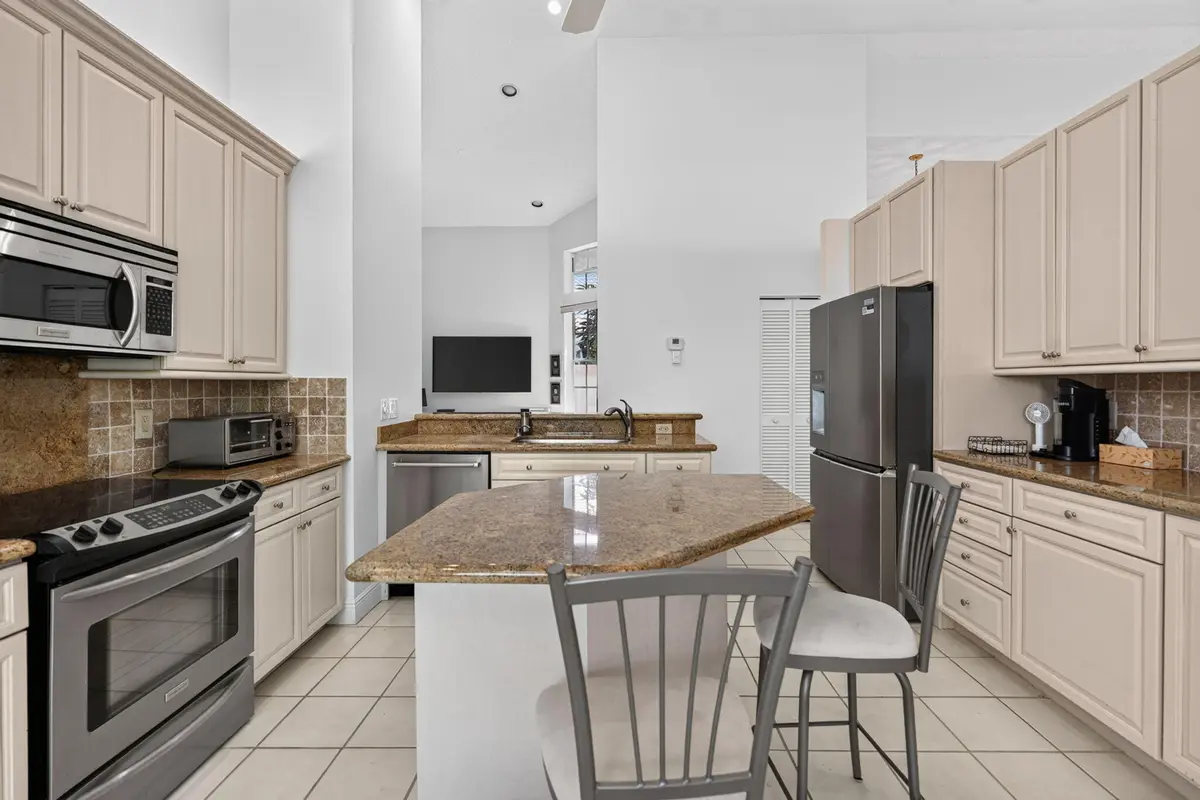 oak knoll kitchen at 12850 Oak Knoll Drive, Palm Beach Gardens