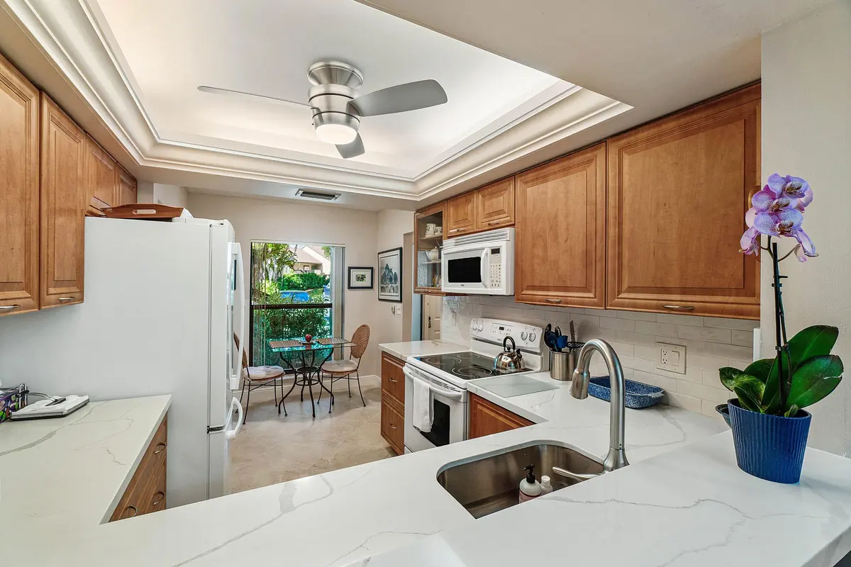 Quartz Counters at 5087 Oakhill Lane, Delray Beach