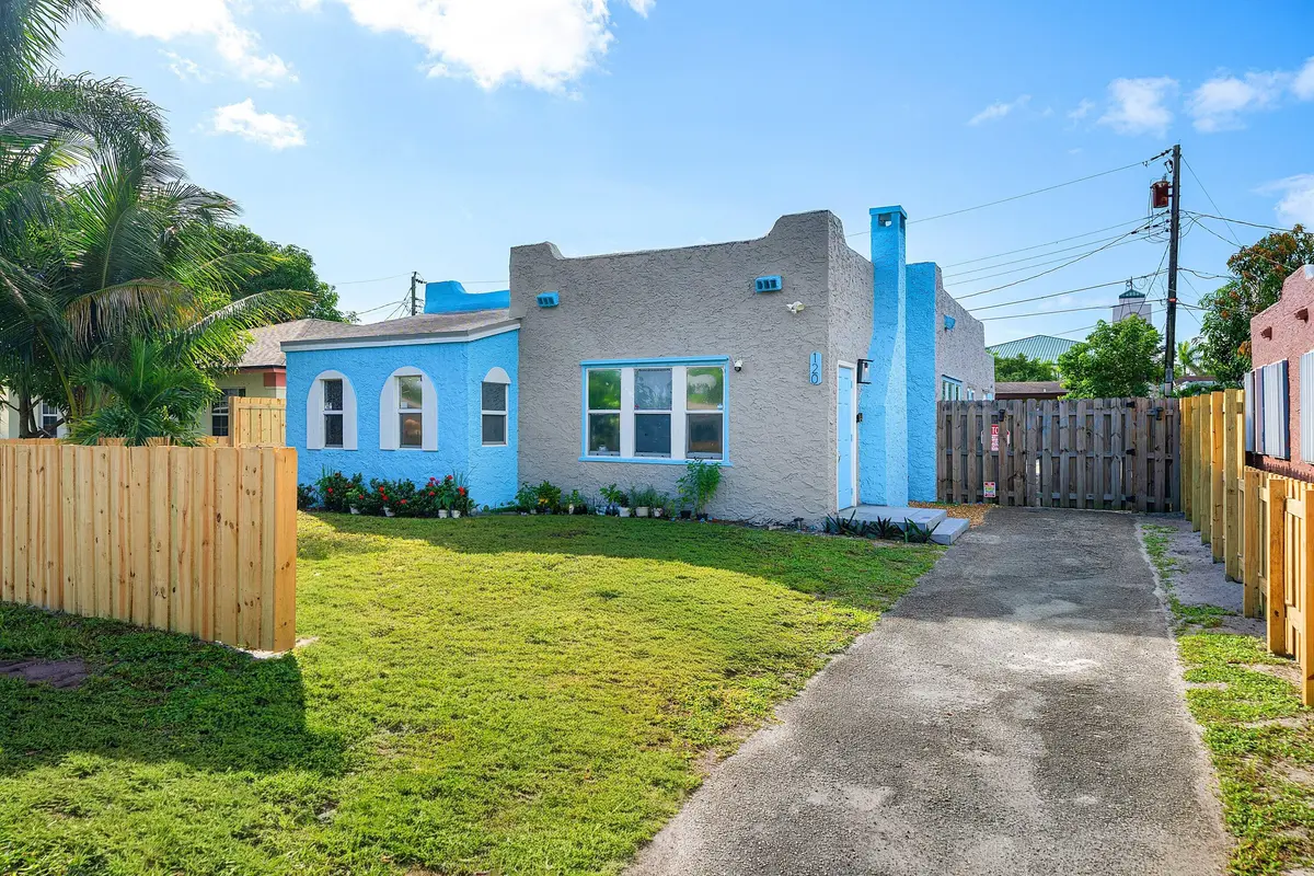 Front View at 120 NW 4TH Avenue, Boynton Beach