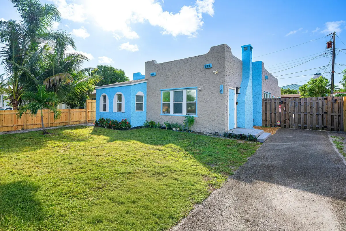 Front View at 120 NW 4TH Avenue, Boynton Beach