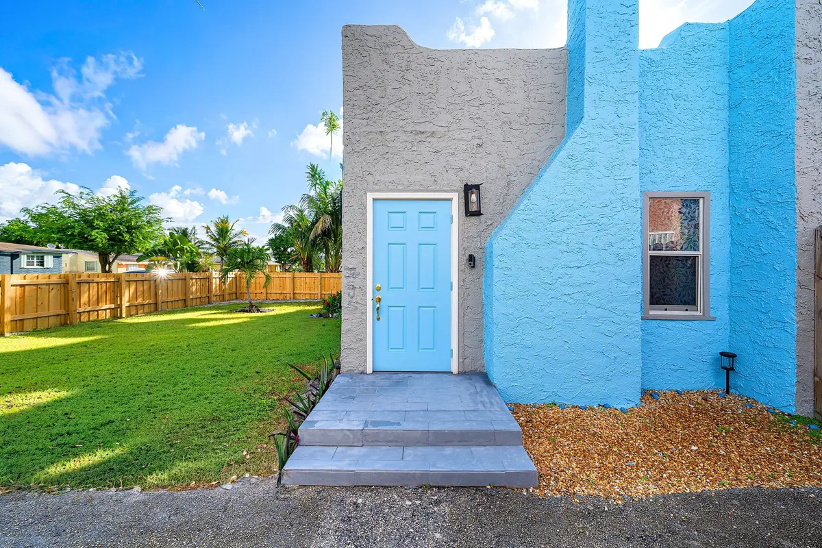 Front Entrance at 120 NW 4TH Avenue, Boynton Beach