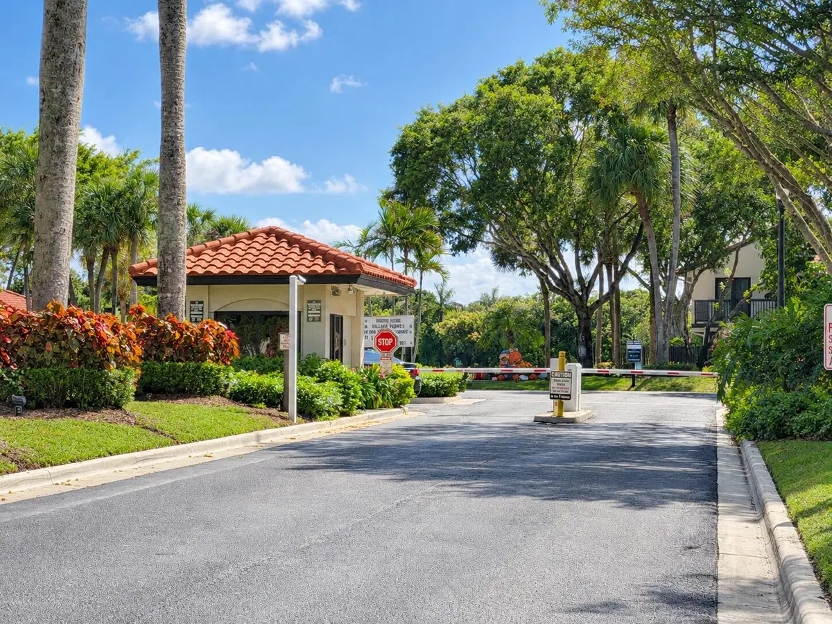 gate at 5706 FOX HOLLOW Drive B, Boca Raton