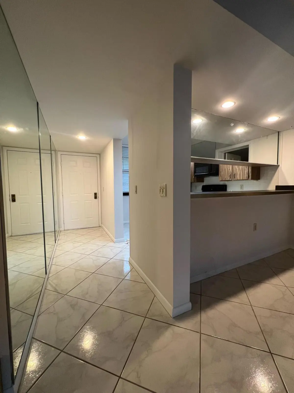 3516 WHITEHALL Drive 106, West Palm Beach, FL – photo 2