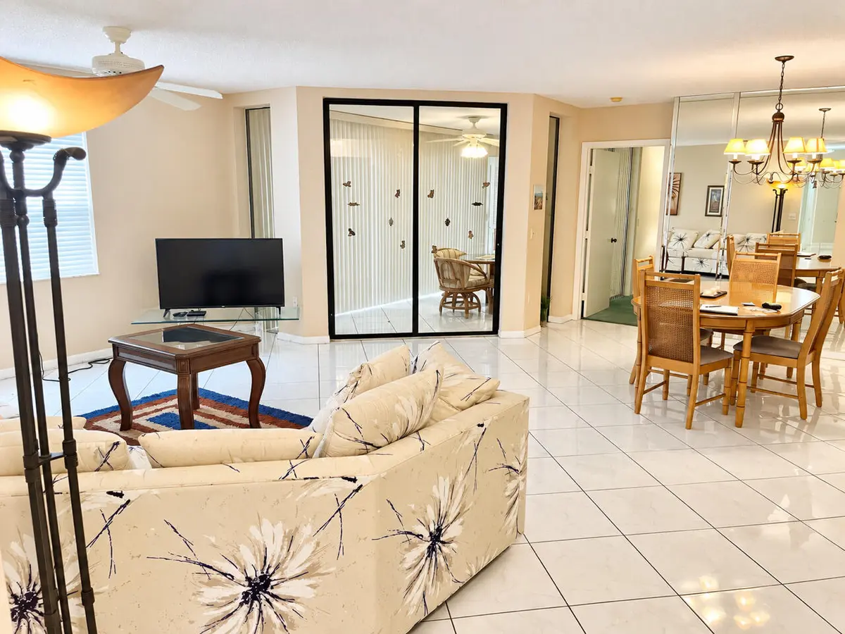 living area at 5253 BRISATA Circle F, Boynton Beach