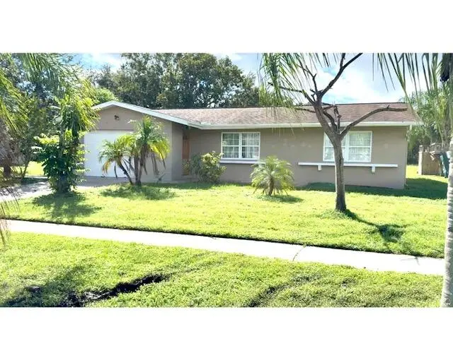 FRONT OF HOME at 262 NE Brunson Court, Port St. Lucie