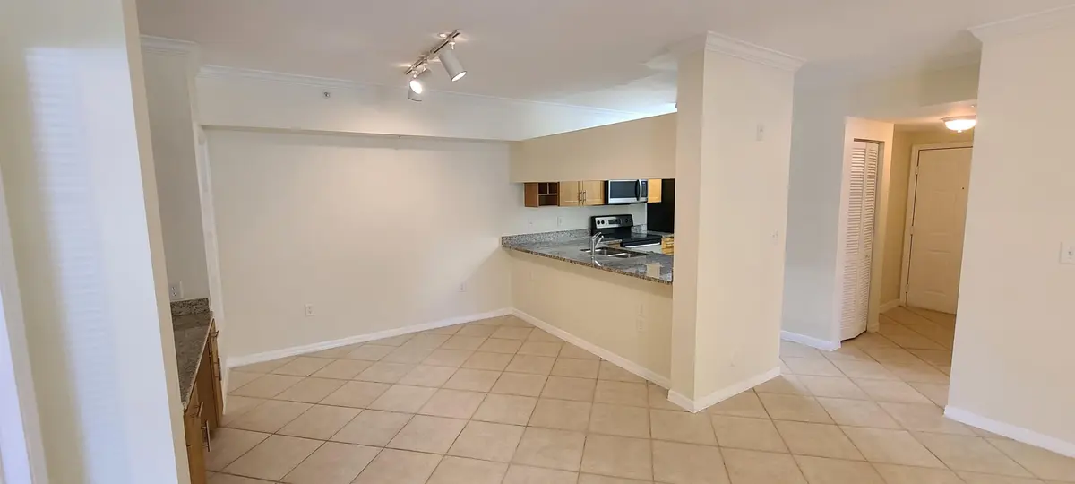 Dining at 6426 Emerald Dunes Drive 105, West Palm Beach