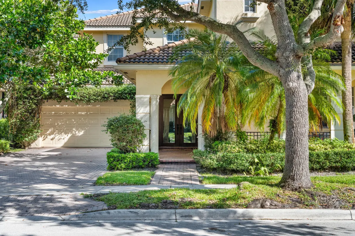 Front exterior at 182 Via Veracruz, Jupiter