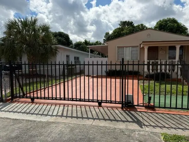 378 W 39th Place, Hialeah, FL – photo 5