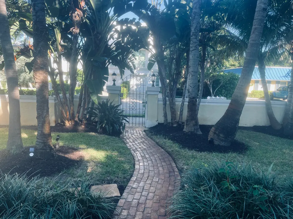 Entrance Walk way at 106 SE 7TH Avenue 1, Delray Beach