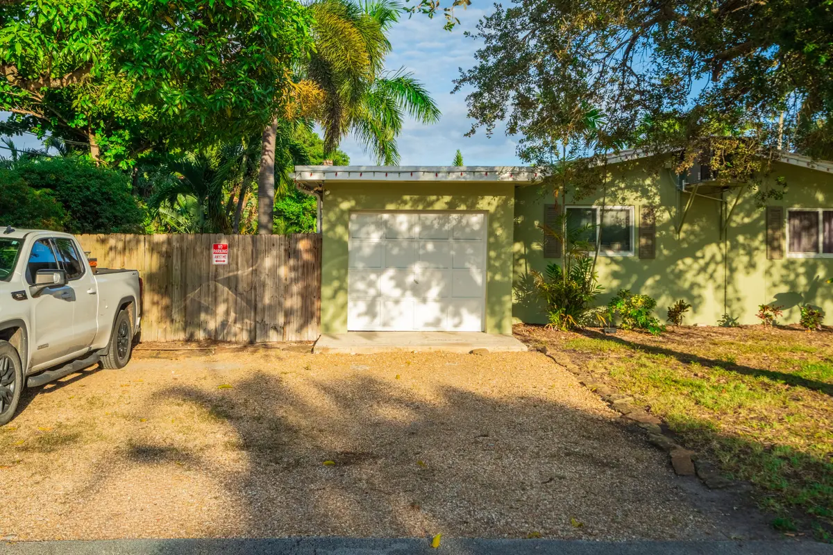 1 car garage functional at 1401 NE 21ST Street 1-2, Wilton Manors