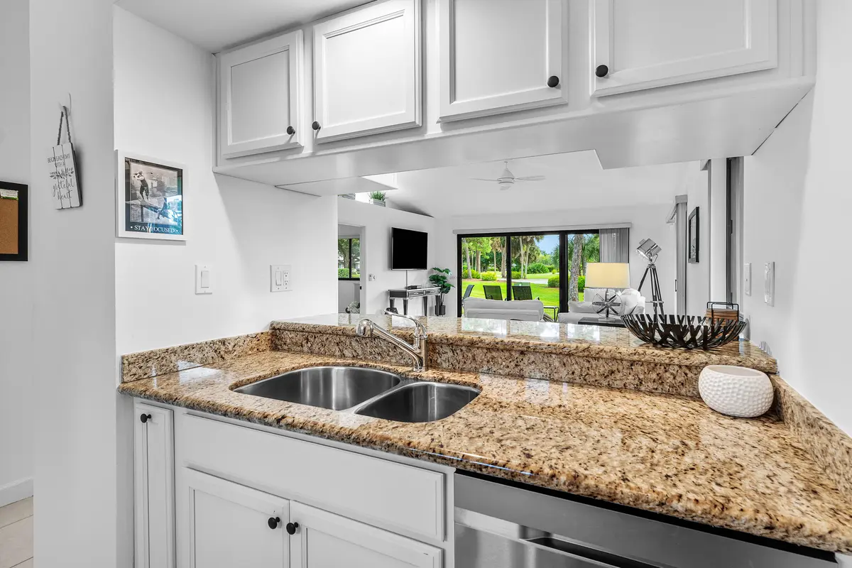 Kitchen at 526 Club Drive, Palm Beach Gardens