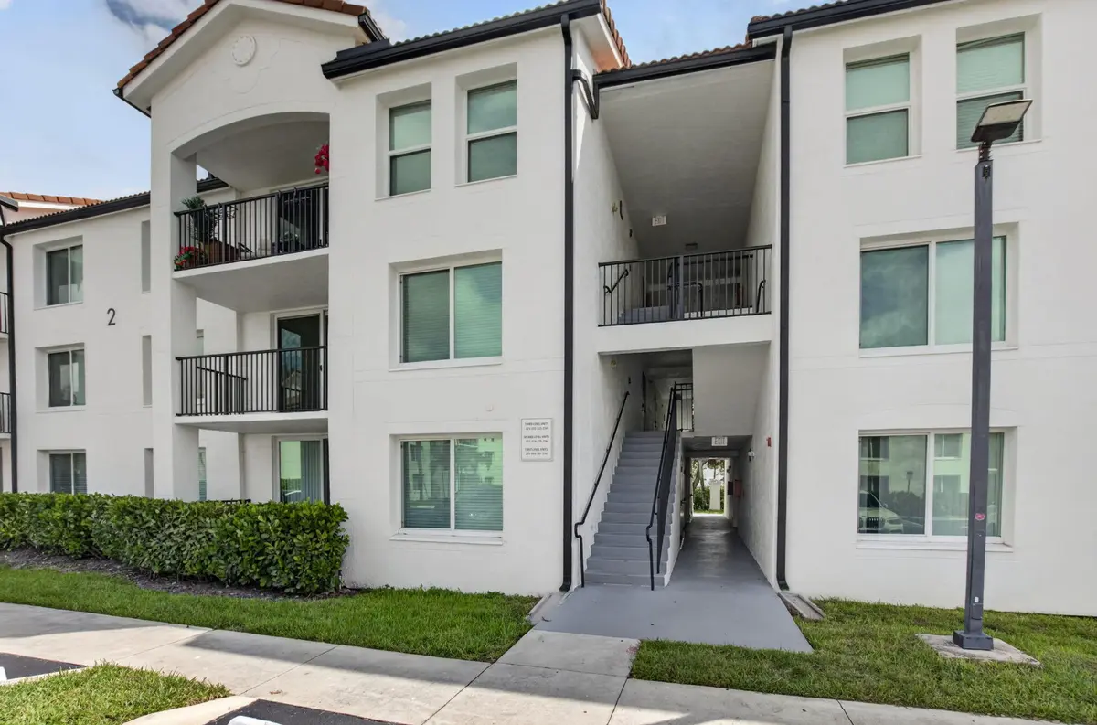 Building entrance at 213 Villa Circle 213, Boynton Beach