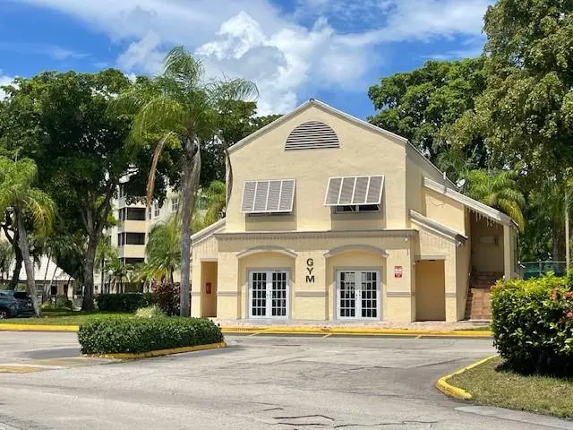 Photo 4 at 8363 Lake Drive 506, Doral