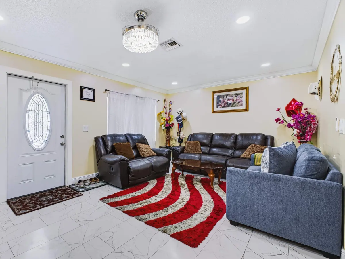 Living at 4966 PIMLICO Court, West Palm Beach