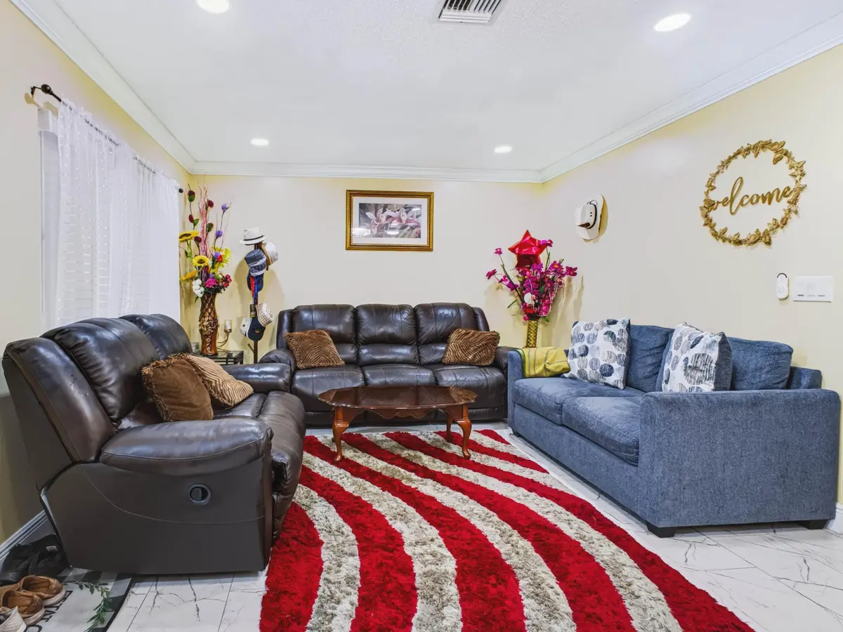 Living at 4966 PIMLICO Court, West Palm Beach