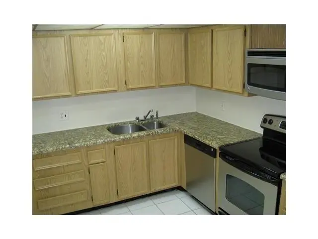 COUNTER SPACE, GRANITE at 733 SE 1ST Street 310, Deerfield Beach