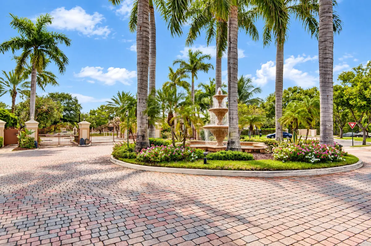 Fountain entrance at 213 Villa Circle 213, Boynton Beach