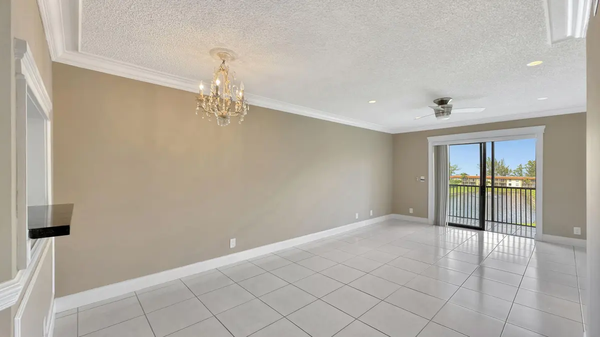 Living 1-min at 21909 Lake Forest Circle 206, Boca Raton
