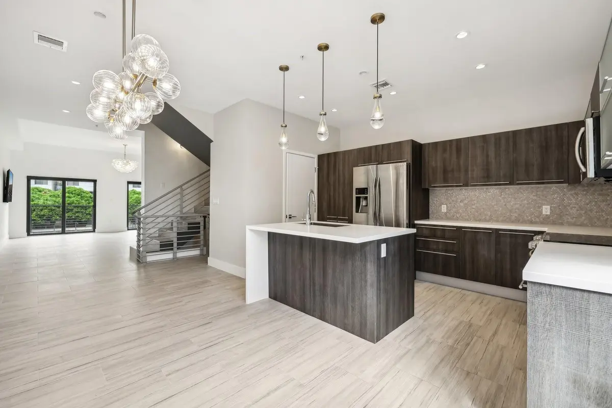 High-end appliances at 161 SE 1ST Circle 161, Pompano Beach