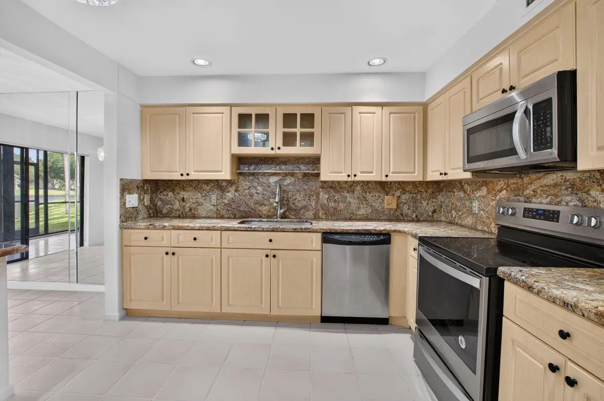 GRANITE COUNTERS at 5731 Coach House Circle A, Boca Raton