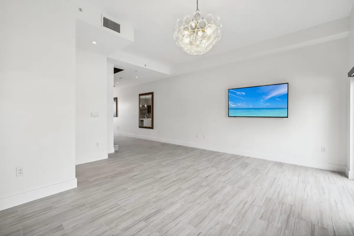 Porcelain tile throughout at 161 SE 1ST Circle 161, Pompano Beach