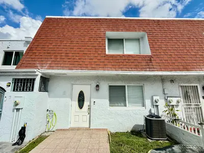 10710 NW 7TH Street 8A, Miami – Condominium for rent