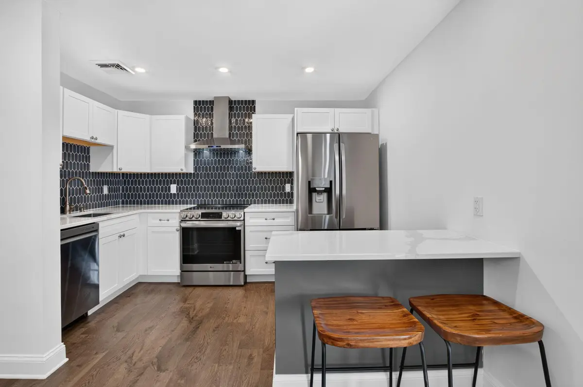 QUARTZ COUNTERS at 238 SW 10th Avenue, Delray Beach
