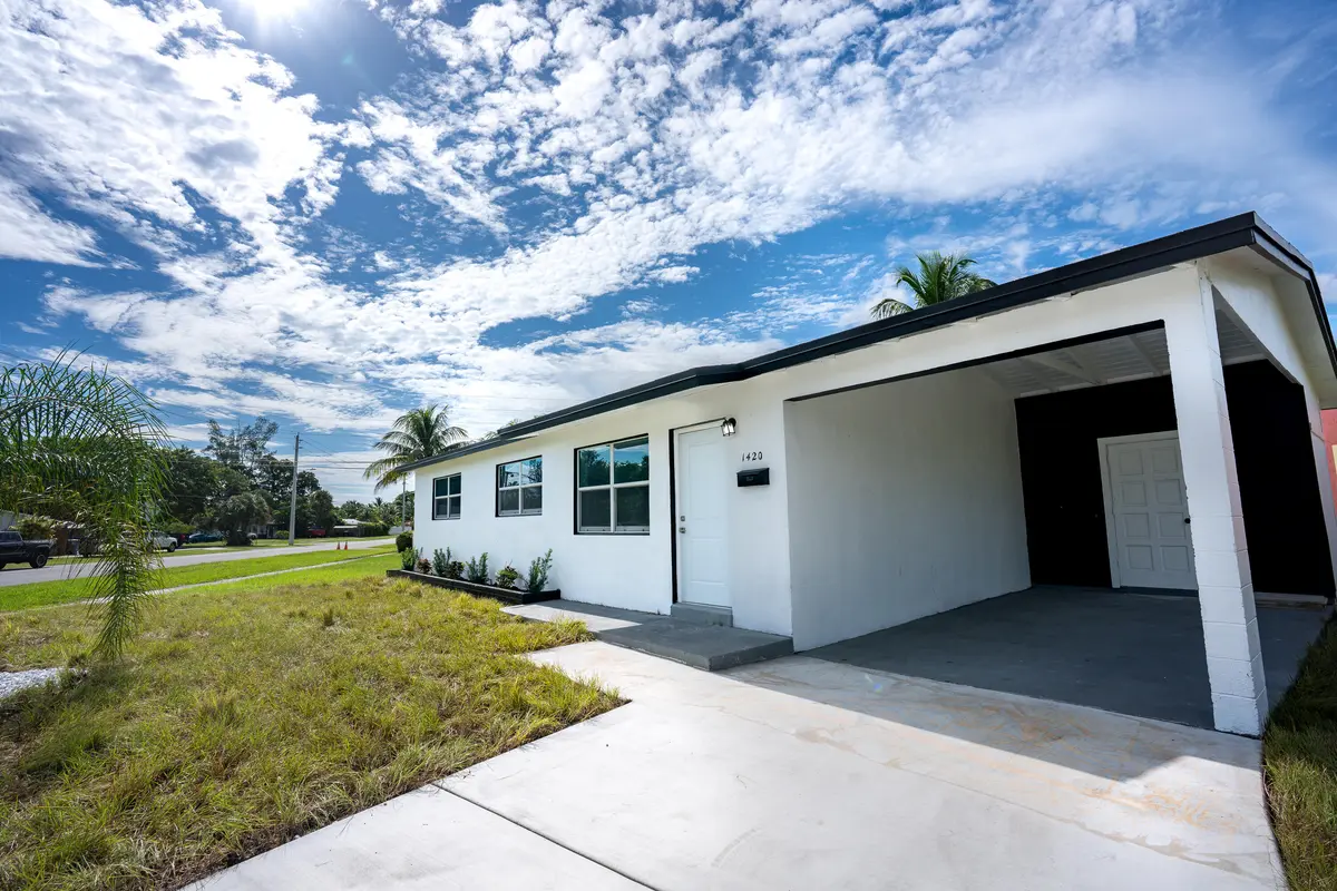 Somer-3 at 1420 9th Street, Lake Park