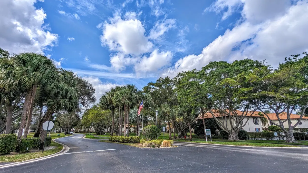Jog Park Rd at 3002 Lucerne Park Drive 5121, Greenacres